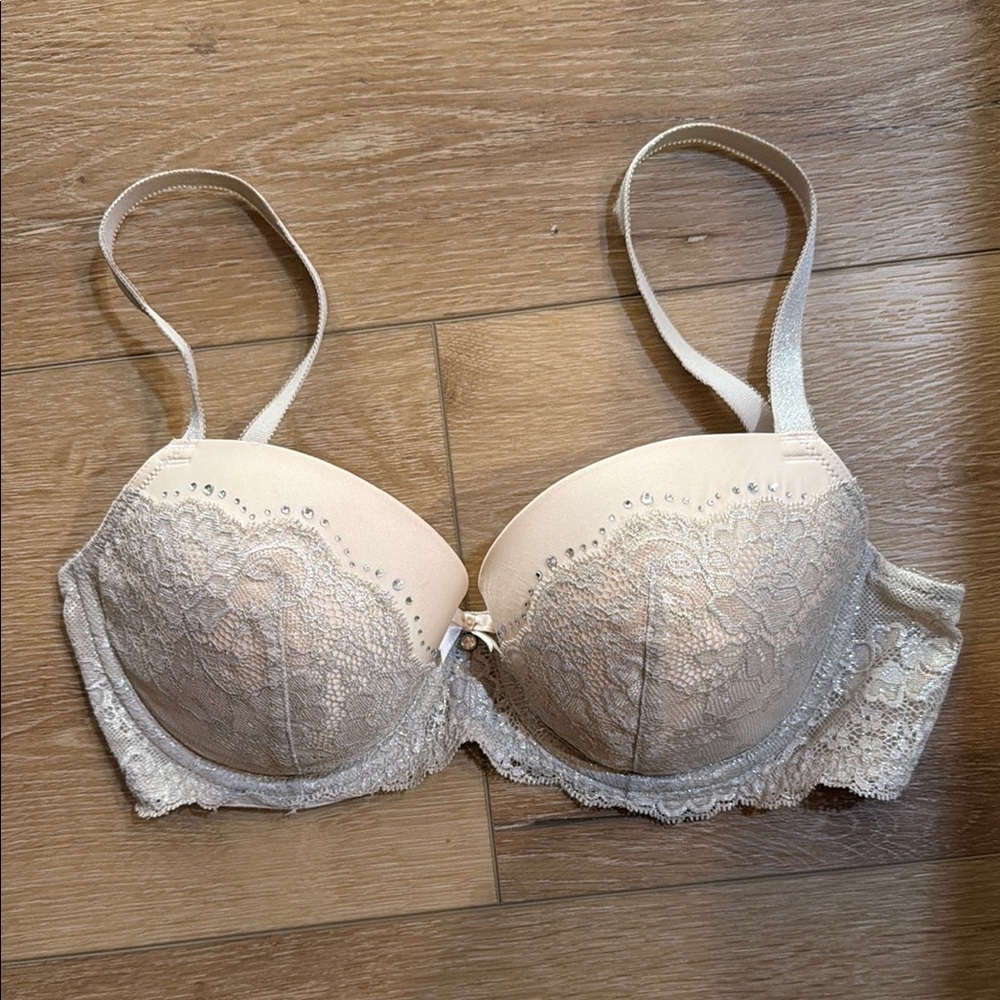 Elegant Lace Underwire Bra in Cream
